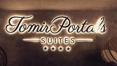 Corpóreo en inox con iluminación para Tomir Portals Suites realizado por Láser Mallorca.