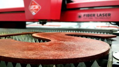 Corpóreo en corte sobre la cama de la maquina de corte láser.