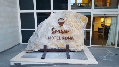 Foto de corpóreo realizado por Láser Mallorca en corten para el Hotel Fona.