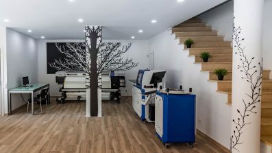 Composición de árbol, foto frontal, realizada sobre hierro negro por Láser Mallorca.