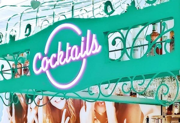 Rótulo decorativo de hierro con iluminación led