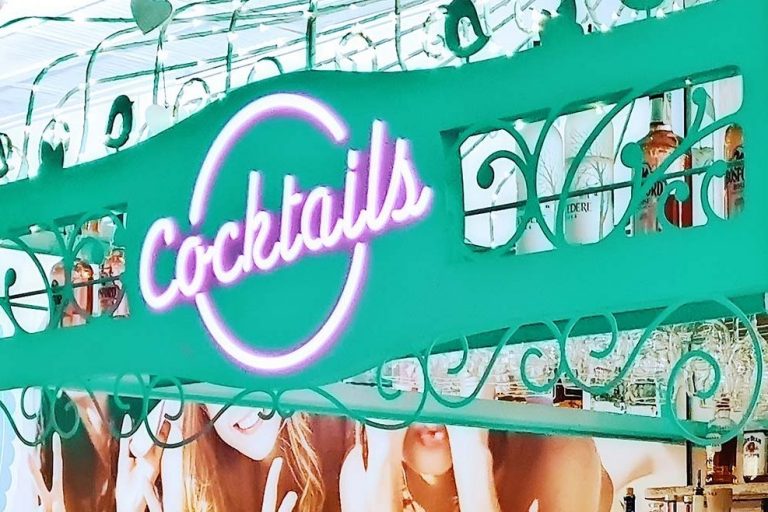 Rótulo decorativo de hierro con iluminación led